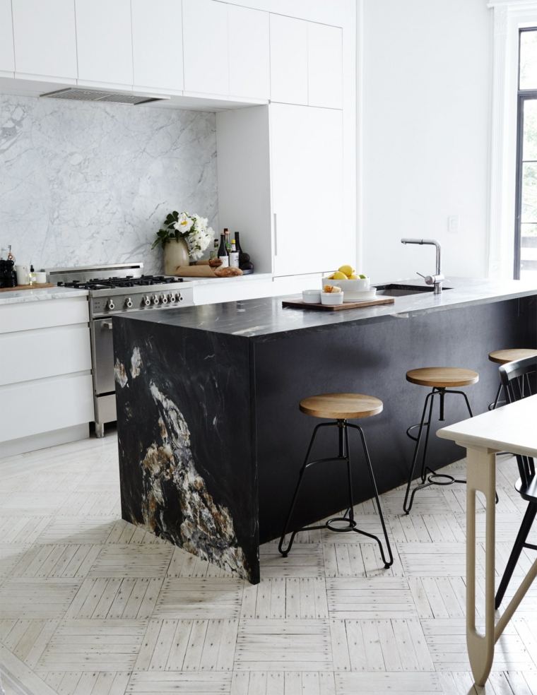 primjer radne površine od crnog mramora, bijele kuhinje i modernog dizajna