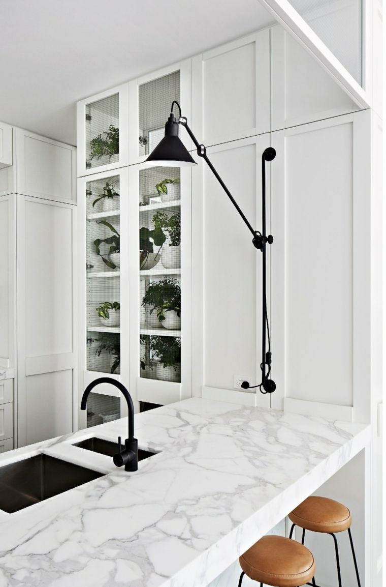 bianco-marmo-cucina-bar-sgabello-decoro-lavabo-tondo-nero