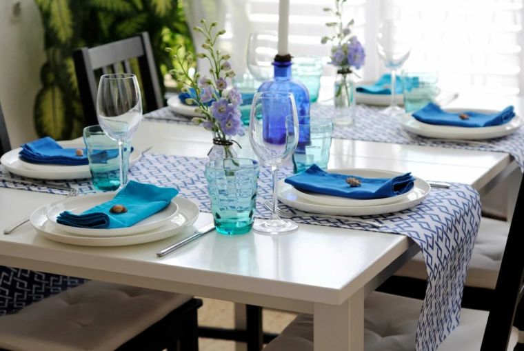 asztaldísz kék és fehér színben