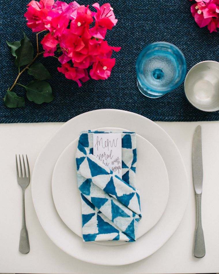 青と白のナプキンとテーブルデコレーション