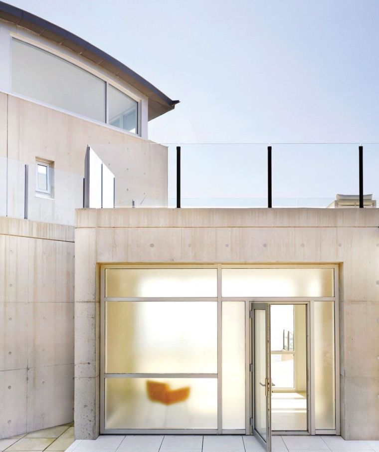 üveg bejárati ajtó ház homlokzata modern beton