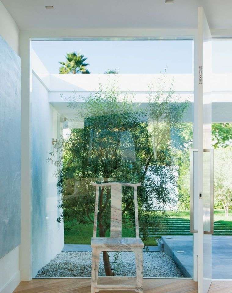 透明な玄関ドアのデザインモダンな建築家の家