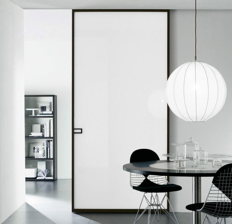 vidaus durys modernaus dizaino juodos ir baltos spalvos dekoro