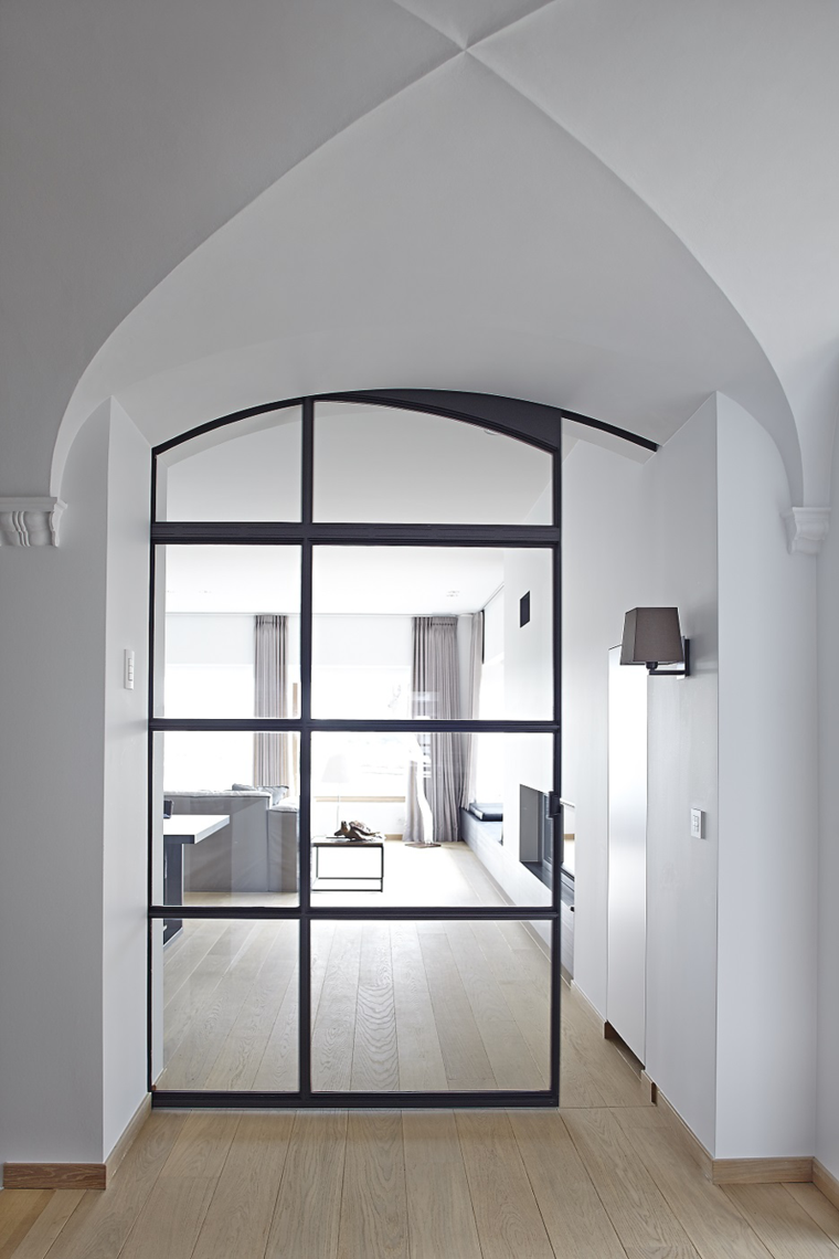 modernaus dizaino durų skliautas stiklas juodas rėmas baltas ir medžio apdaila