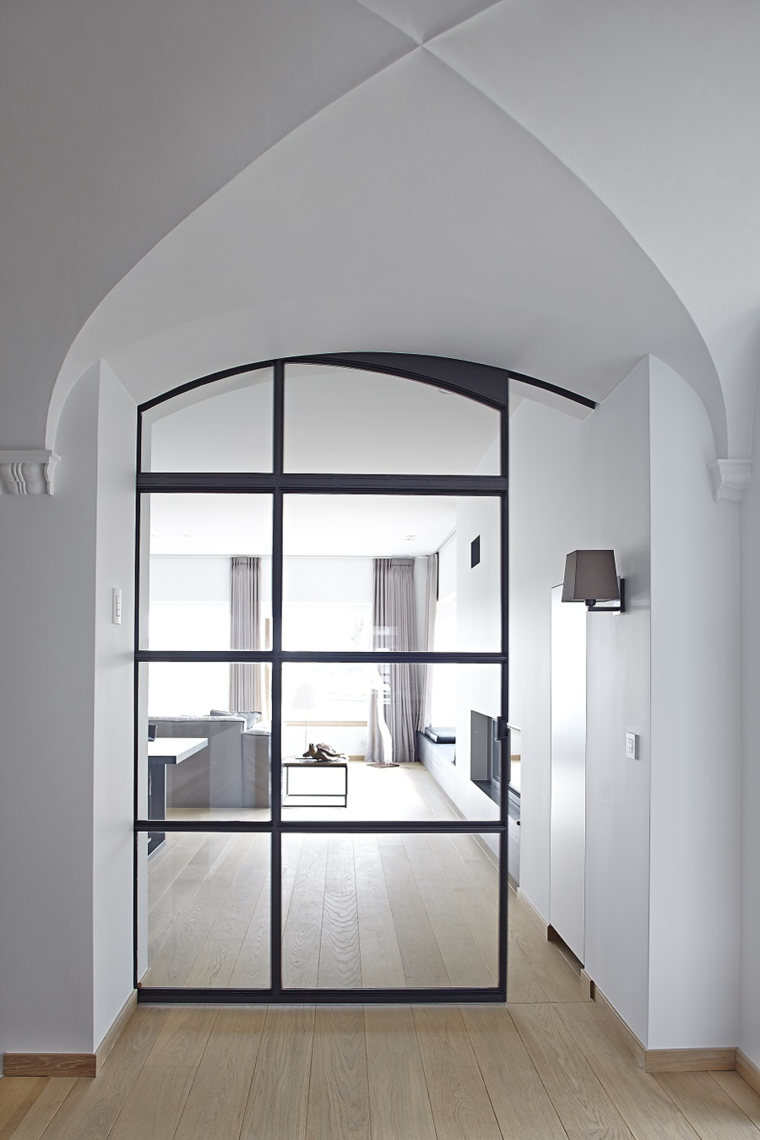 design moderno porta volta vetro telaio nero decoro bianco e legno