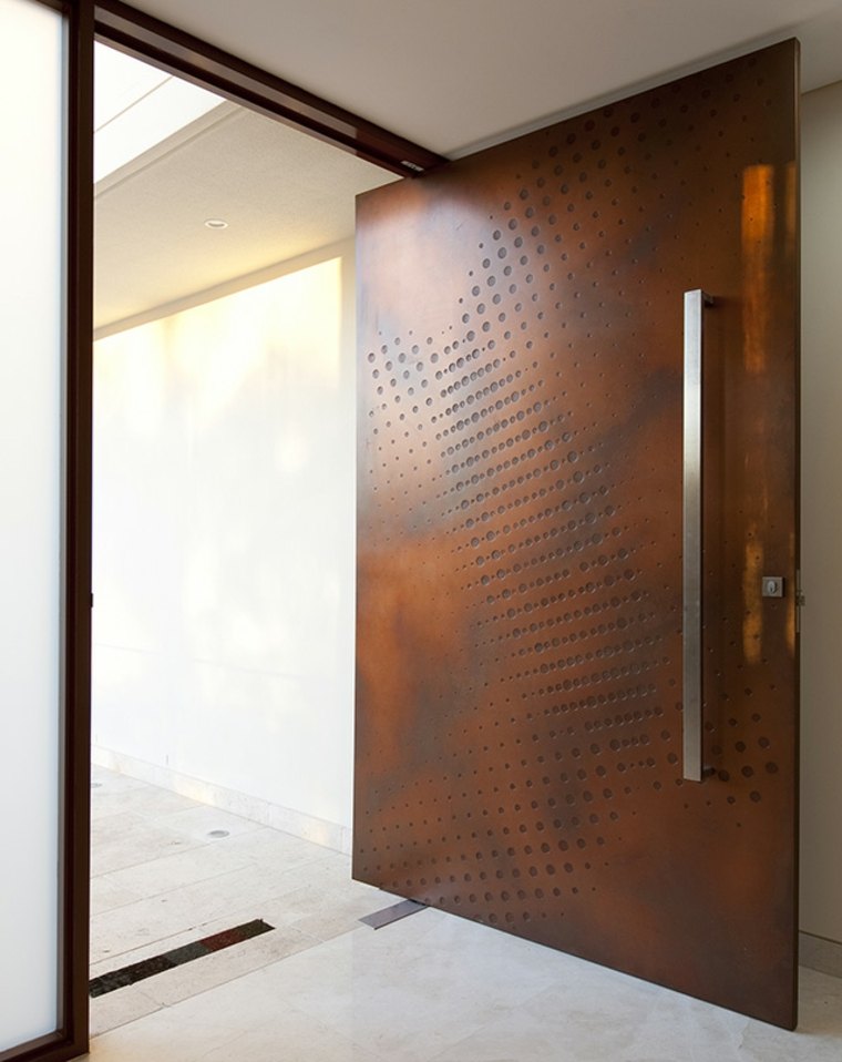 modernaus dizaino įėjimo durys su vintažiniu efektu