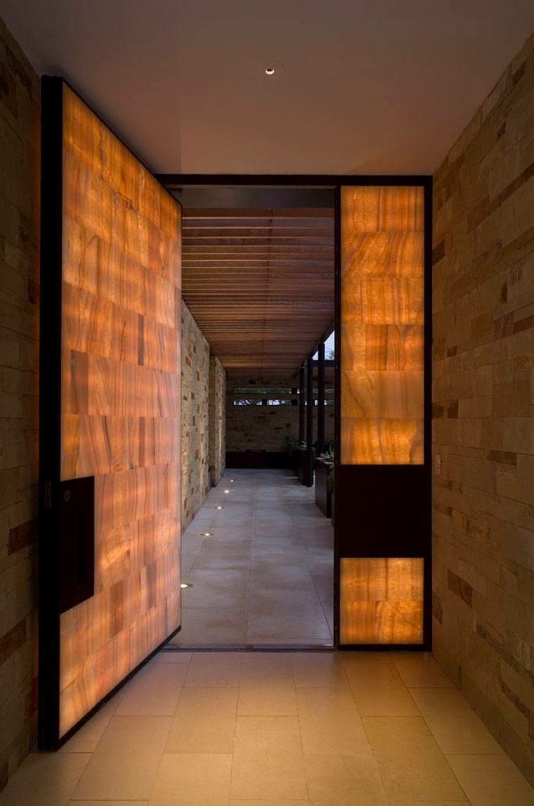 fa ajtó integrált fény modern design ötlet