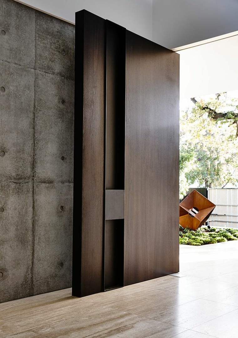 įėjimo durys natūralios medžiagos dizainas modernus darbo kambario interjeras betoninė siena