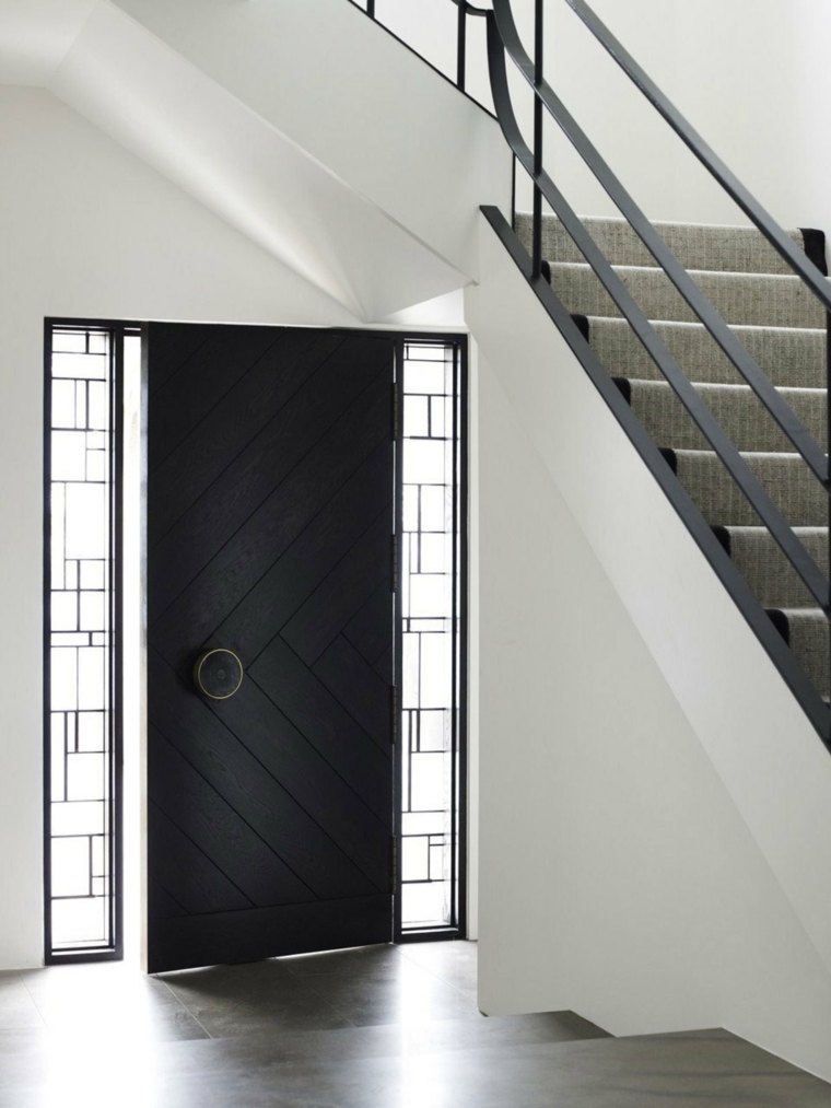 modernaus interjero juodos medienos įėjimo durų laiptų dizainas