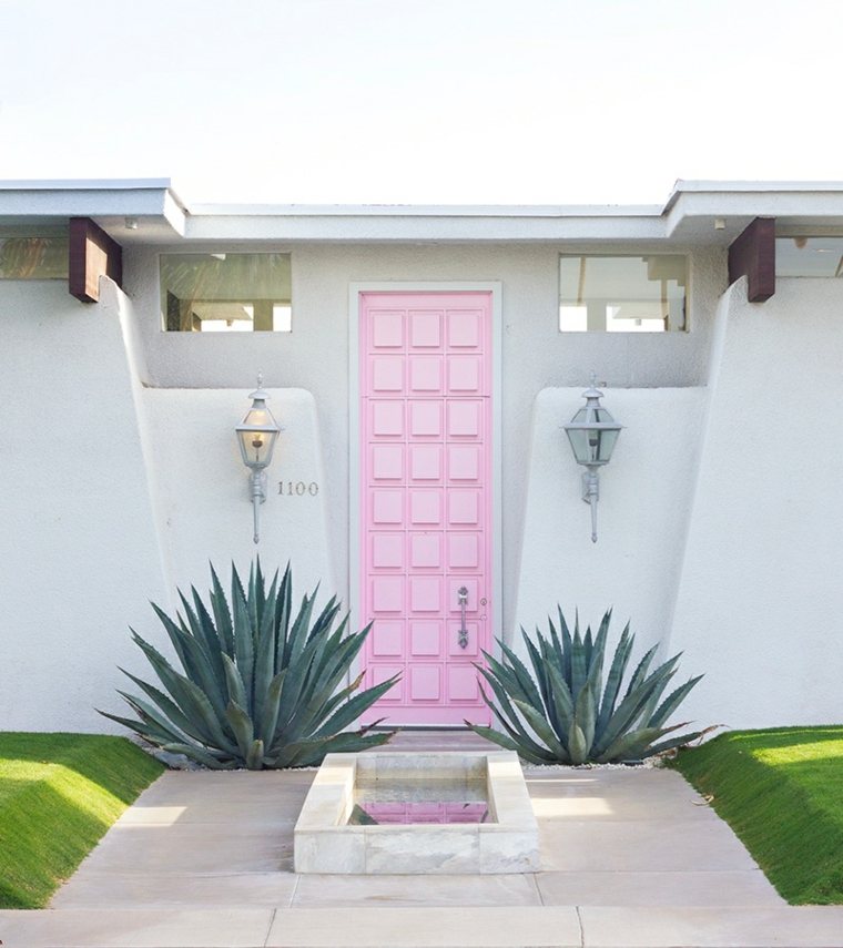 Bejárati ajtó rózsaszín fa design tereprendezés kültéri növények