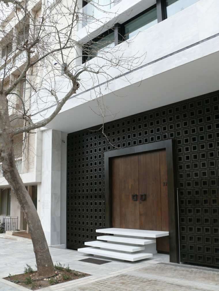 porta in legno idea di design moderno per organizzare lo spazio esterno