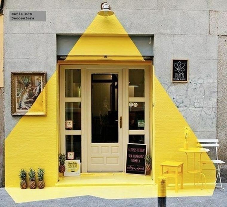 Įėjimo durų medžio originalaus dizaino idėja geltoni dažai