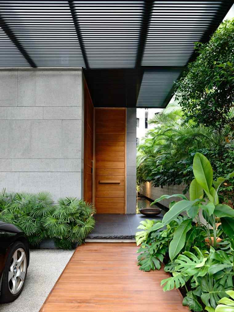 A bejárati ajtó fa dizájnja modern ház külső megjelenését biztosítja