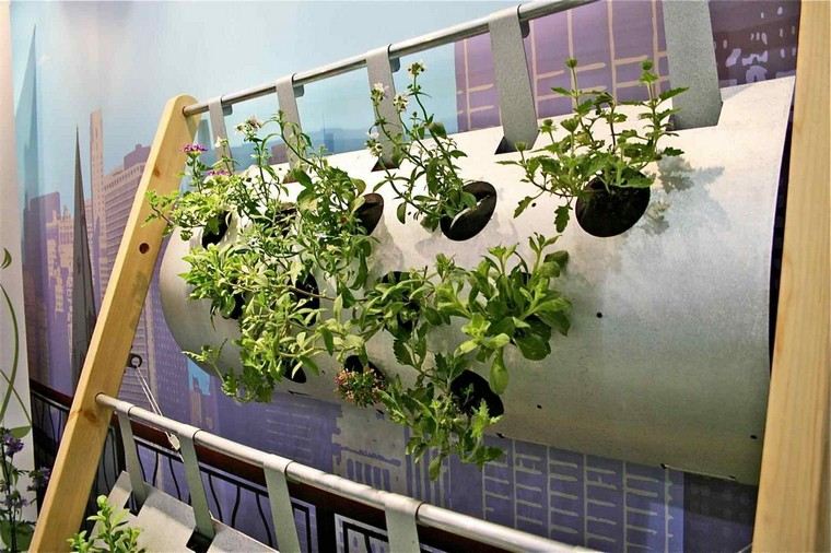 idea di orto verticale per sistemare fioriere di piante spaziali