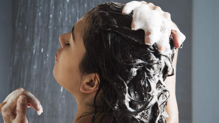 nusiprauskite po dušu, būkite atsargūs šlapiais plaukais