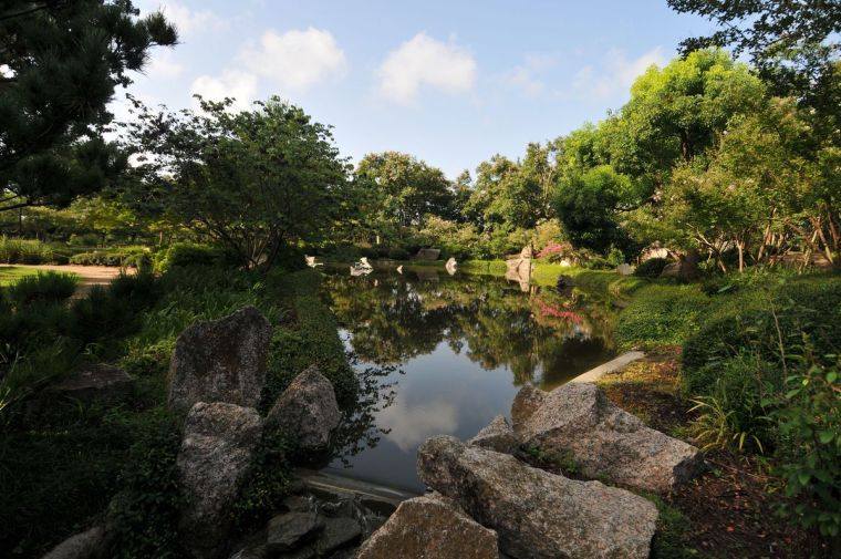 Japán kert tóval és kövekkel