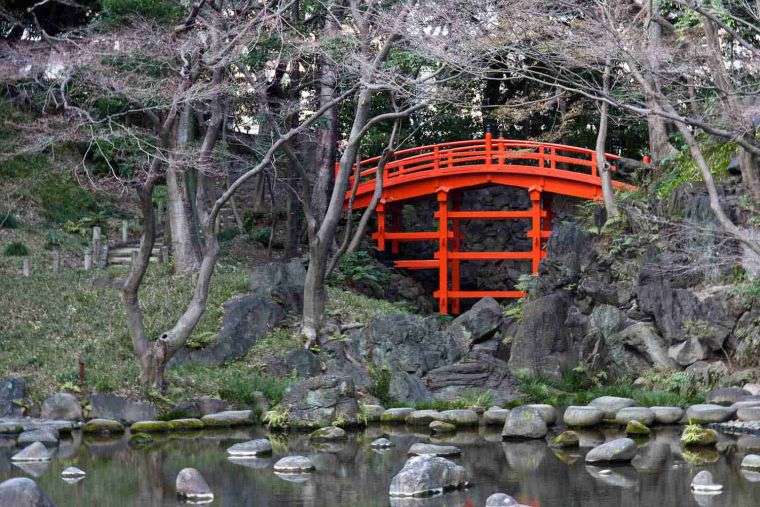 zen kert híddal piros színben