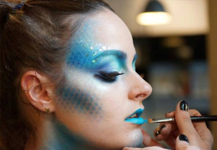 semplice trucco halloween donna blu pesce