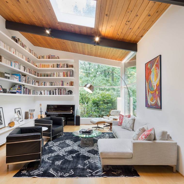 interjero stoglangis svetainė sofa knygų spinta lubų medžio dizainas