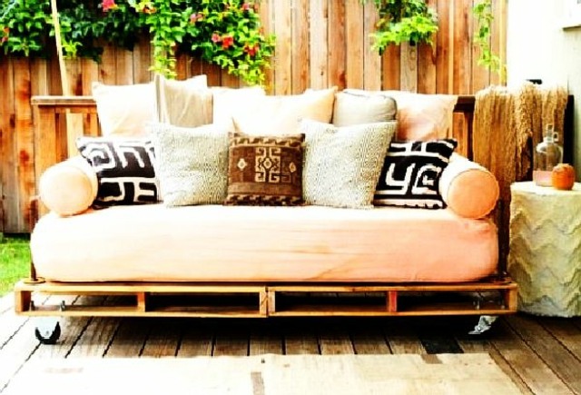 Namještaj od paleta - kauč na vrtne palete drveni jastuk
