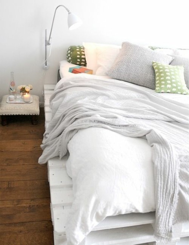 fehér-raklapos ágy