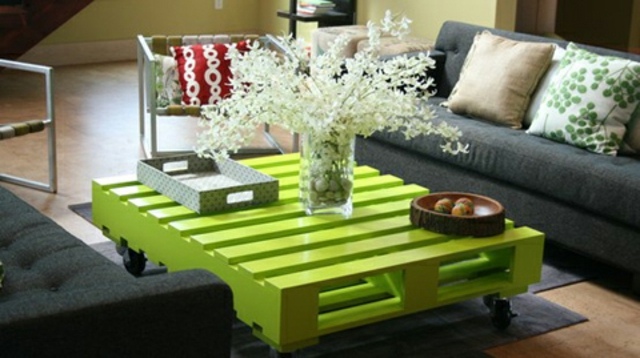 tavolo verde in pallet di legno