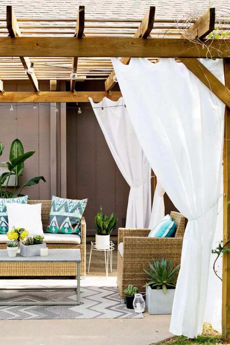 casetta-giardino-tende-legno-bianco-protezione-esterno