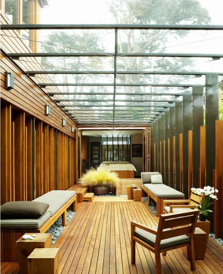 mala-terasa-moderno-drvo-krov-staklo-zid-rasvjetna tijela
