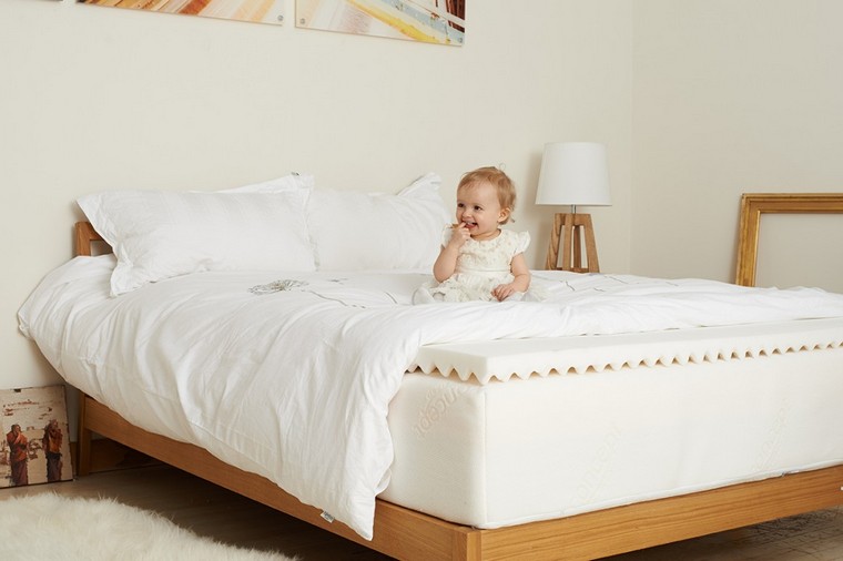 materasso per camera da letto scegli idea topper tappetino con struttura in legno idee