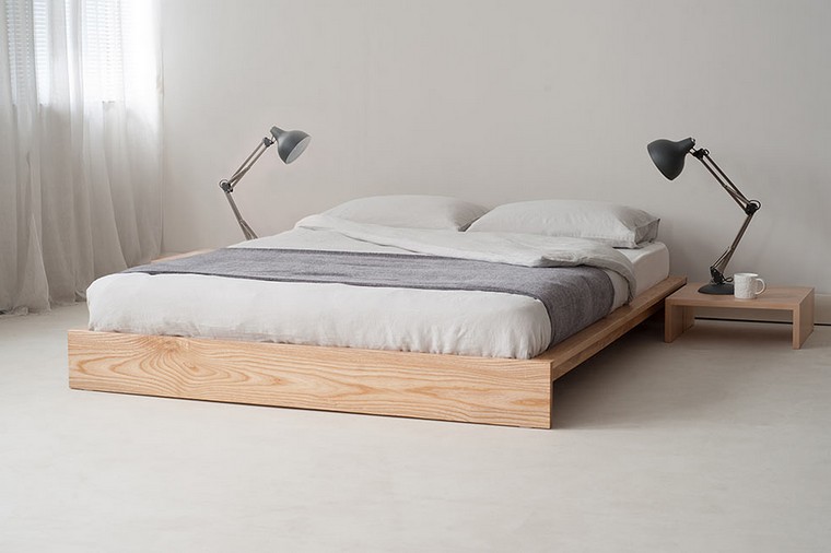 Idea camera da letto struttura in legno design tende moderne lampada piede