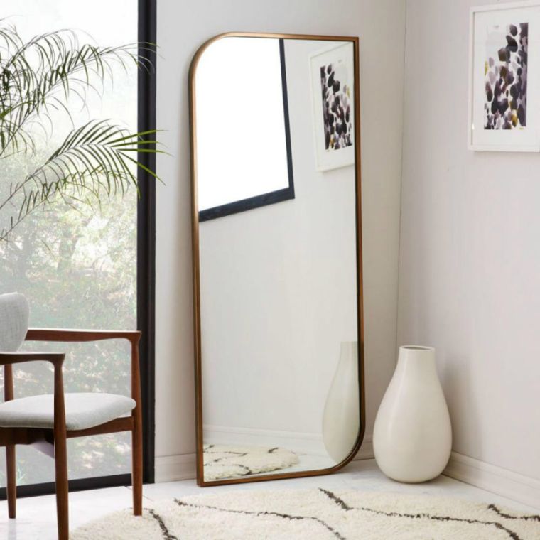 veidrodis miegamajame asimetriškas veidrodinis metalinis rėmas dekoravimo idėjos