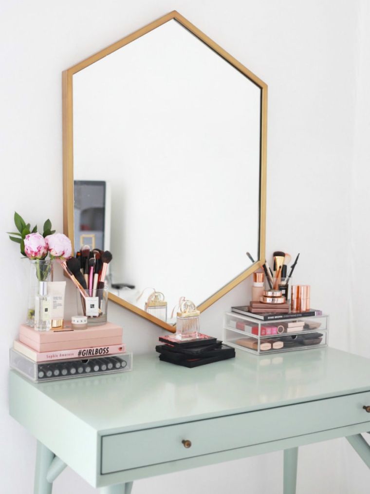 寝室の鏡小さな化粧台寝室のフェミニンなスタイル