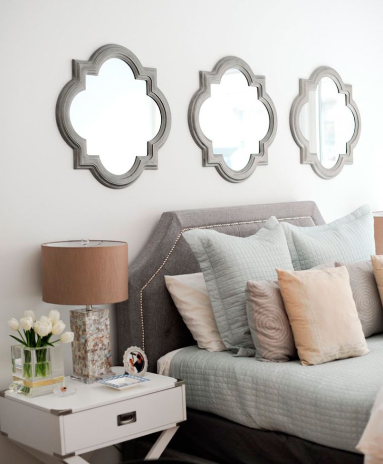 malo zidno ogledalo zidna kompozicija uzglavlje suvremena spavaća soba