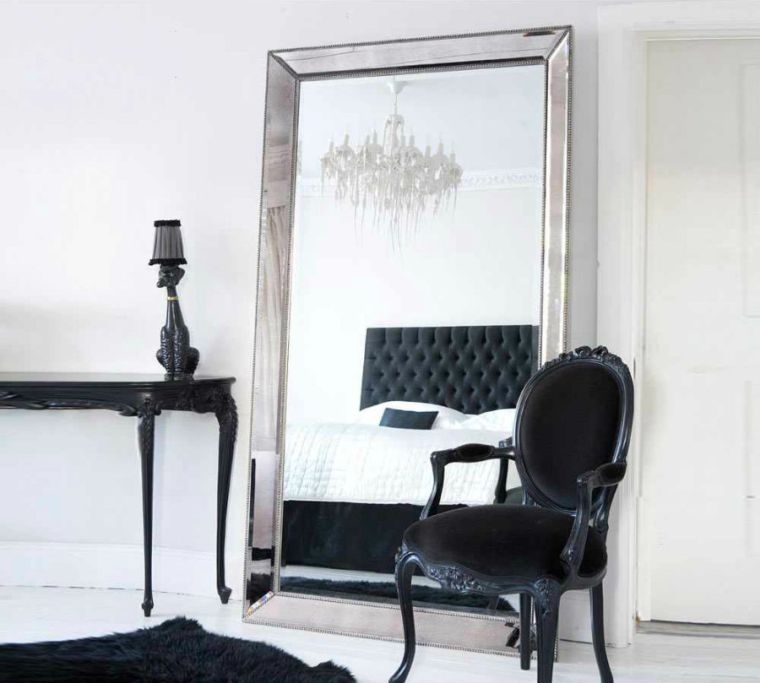 大人のためのモダンなバロック様式の寝室の鏡のアイデア。