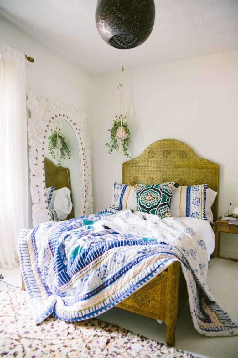 オリエンタルスタイルの寝室の装飾のアイデア大きな鏡