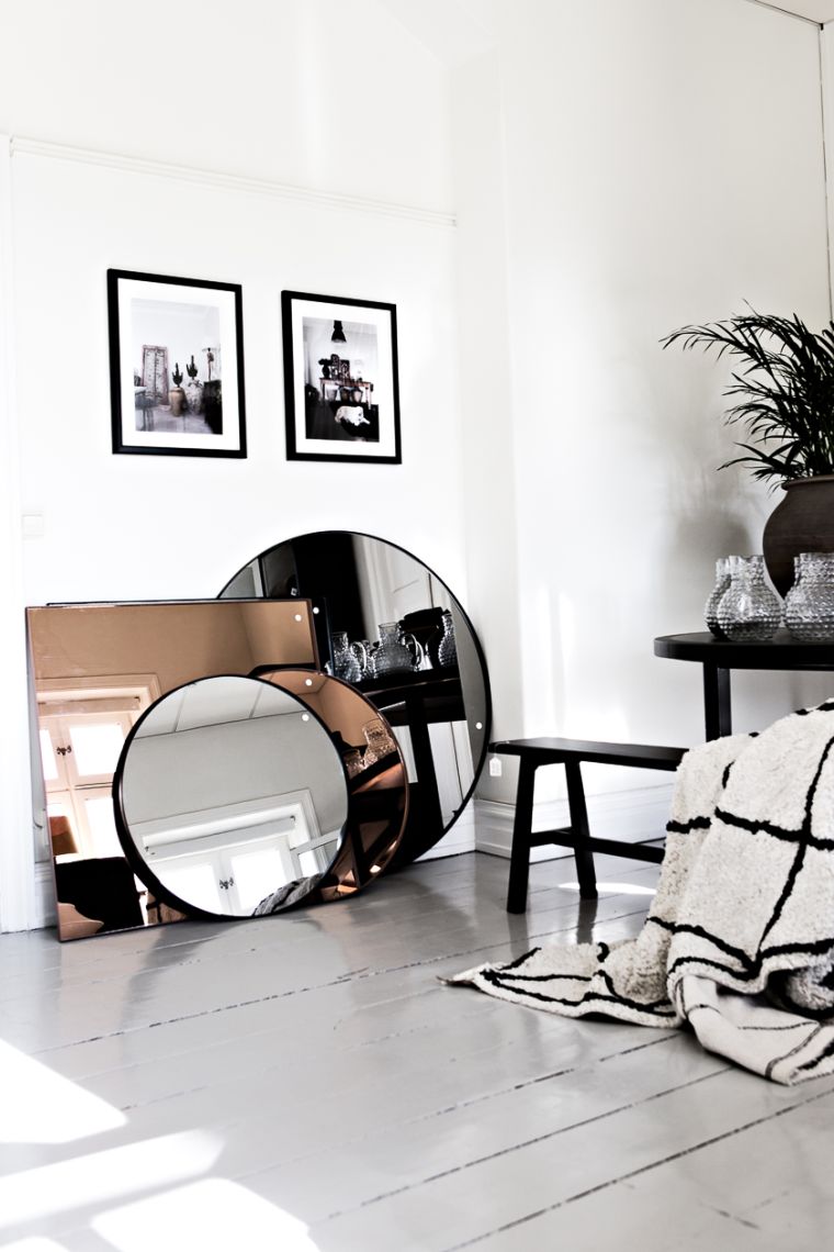 Apvalus veidrodinis deko šiuolaikinis suaugusiųjų miegamojo nuotrauka