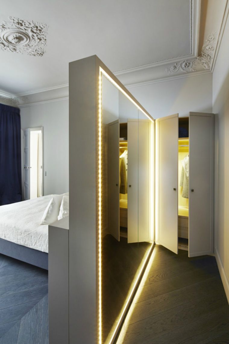大きな照らされた鏡のドレッシングルームのアイデア大人の寝室
