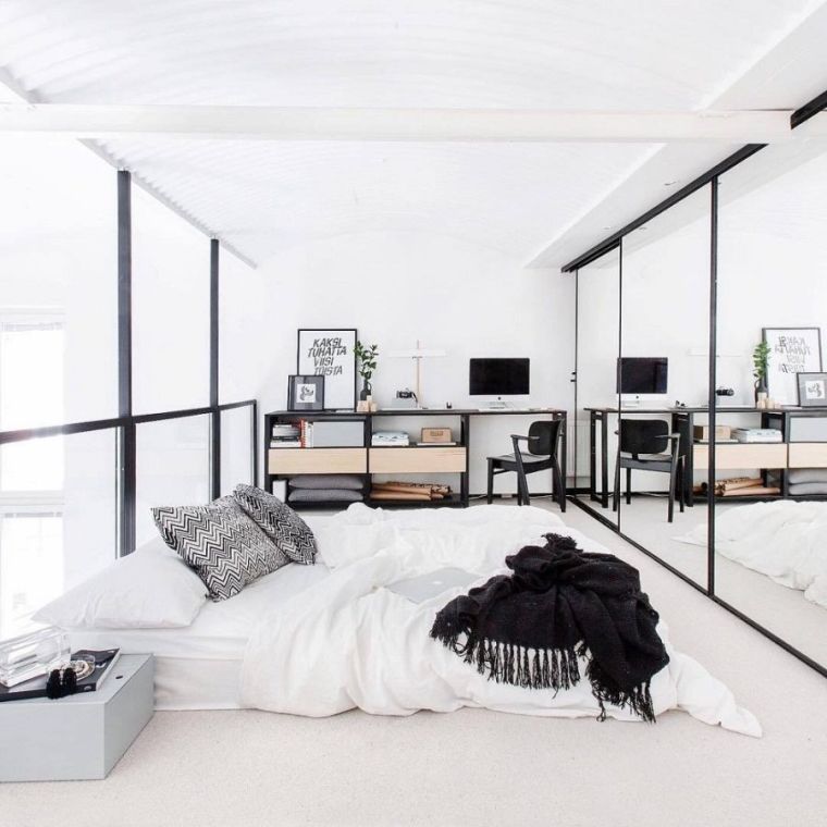 tükör egy hálószobás öltözőben tolóajtós szekrény ágy platform
