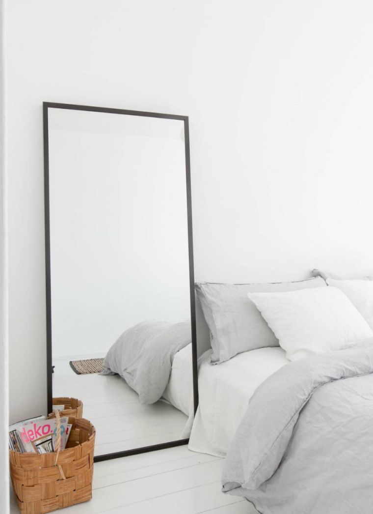 veidrodis miegamajame veidrodis juodas rėmas minimalistinio dizaino baltas parketas