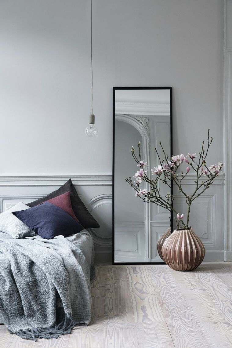 fekete keretes tükör egy zen szoba faipari díszléc modelljében