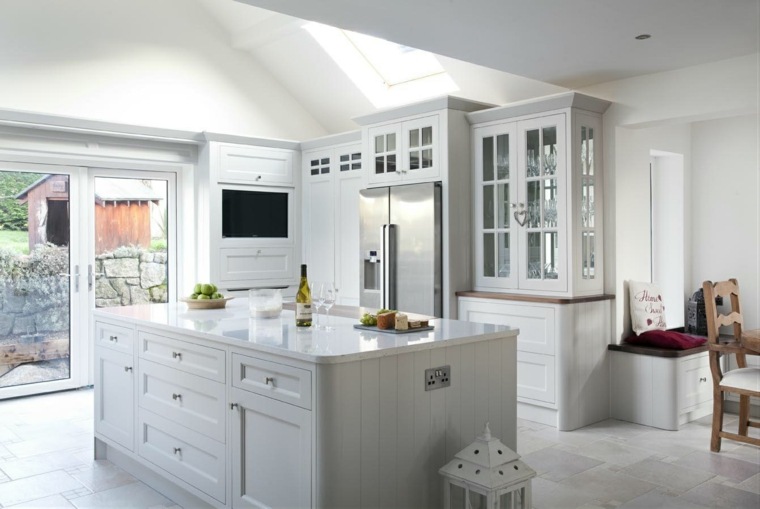 piano di lavoro della cucina in silestone bianco