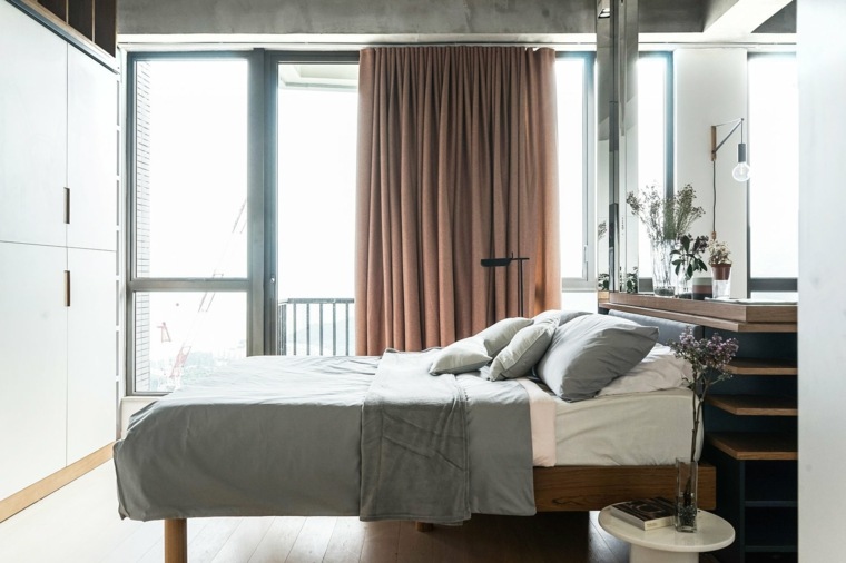 灰褐色の寝室のアイデアカーテンベッドクッション木製フレーム