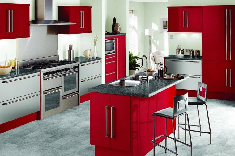crvena kuhinja dizajn kuhinjski otok stolica