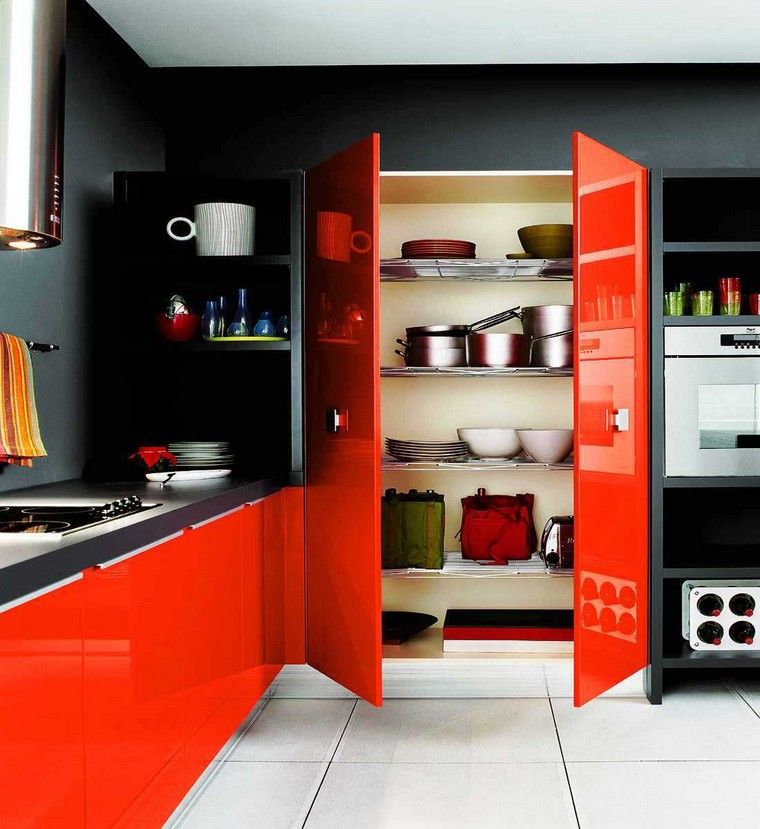 kuhinja narančasta crvena crna dizajn interijera
