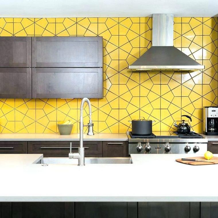 モダンなインテリアデザインのキッチンの色