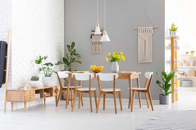 Moderan interijer prostora moderna kuhinja drveni stol za blagovanje