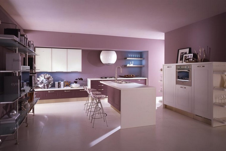 cucina viola idea cucina isola sgabelli lampada mensole aperte