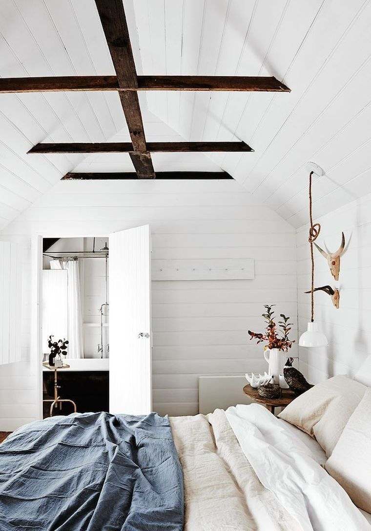 medinis-deko-idėja-eksponuotos-sijos-pagrindinis miegamasis