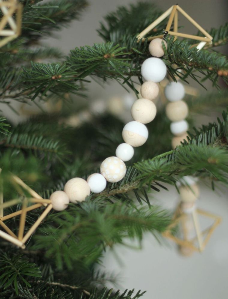 Dekoratyvinė mini Kalėdų eglutė-natūralaus-minimalistinio stiliaus idėja