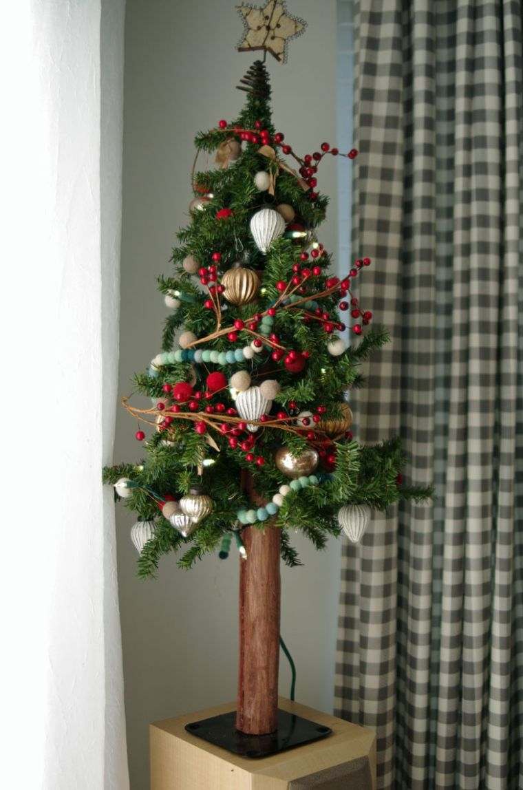 dekoravimo idėja-maža Kalėdų eglutė-namas-natūralus stilius
